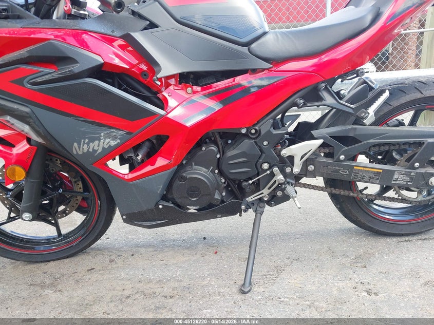 2025 Kawasaki Ninja VIN ML5EXGJ14SDA53066 IAAI salvage auction — LEFT & RIGHT, Salvage (North Carolina), sold $1,000 on 2026-07-28 (photo 9)