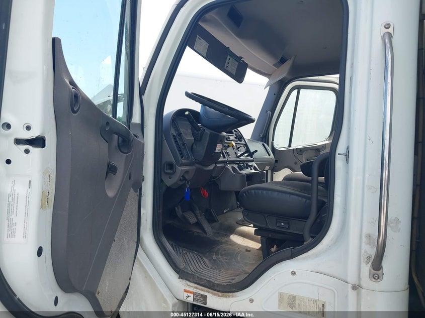 2017 Freightliner M2 106 VIN 3ALACWDT7HDJG5548 IAAI salvage auction — FRONT END, Salvage (Kansas), sold $4,050 on 2026-08-25 (photo 6)
