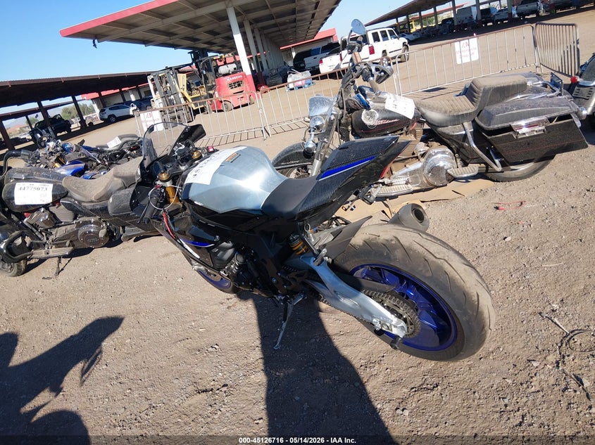 2025 Yamaha Yzf VIN JYARNA8E3SA000324 IAAI salvage auction — LEFT & RIGHT, Salvage (Arizona), sold $8,000 on 2026-07-28 (photo 3)