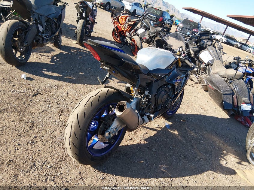 2025 Yamaha Yzf VIN JYARNA8E3SA000324 IAAI salvage auction — LEFT & RIGHT, Salvage (Arizona), sold $8,000 on 2026-07-28 (photo 4)