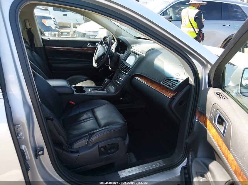 2019 Lincoln Mkt VIN 2LMHJ5AT2KBL02896 IAAI salvage auction — REAR END, Salvage (North Carolina), sold $1,200 on 2026-07-20 (photo 5)