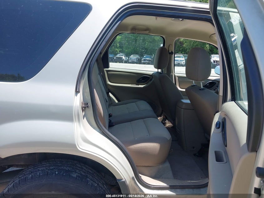 2005 Ford Escape VIN 1FMYU92Z25KA75555 IAAI salvage auction — NORMAL WEAR, Clear (Missouri), sold $550 on 2026-07-11 (photo 8)
