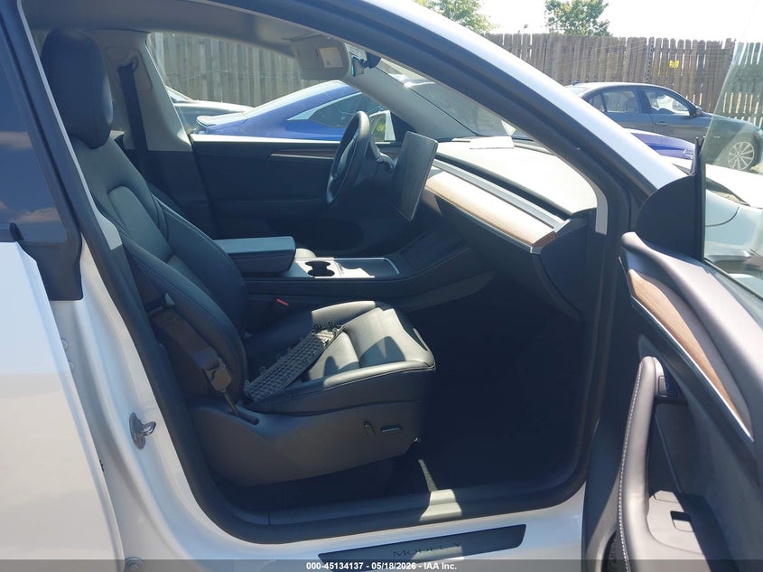 2024 Tesla Model y VIN 7SAYGDEDXRF205893 IAAI salvage auction — REAR END, Salvage Title, sold $9,300 on 2026-08-01 (photo 5)
