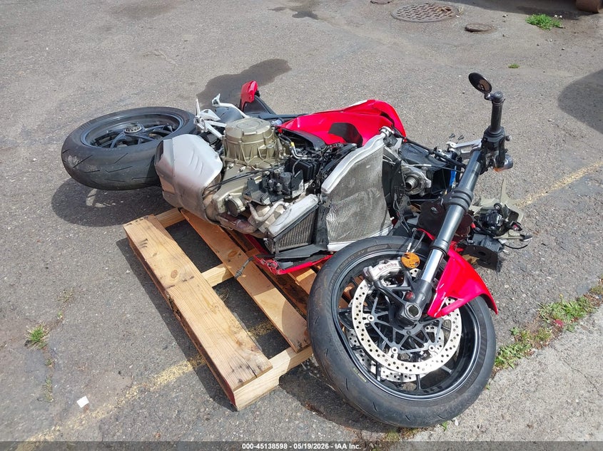 2019 Ducati Panigale VIN ZDMDAGNW3KB005760 IAAI salvage auction — FRONT & REAR, Salvage (Oregon), sold $3,700 on 2026-08-06 (photo 1)