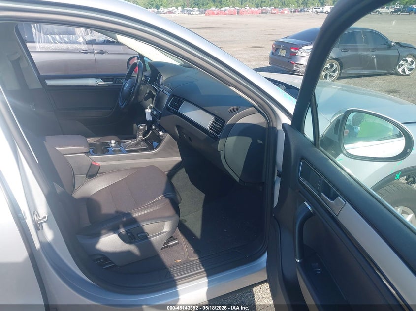 2016 Volkswagen Touareg VIN WVGEF9BP4GD008829 IAAI salvage auction — FRONT END, Salvage - Greater Than 75% (Maryland), sold $2,000 on 2026-07-27 (photo 5)