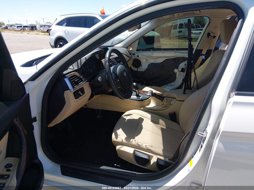 2017 BMW 3er VIN WBA8E1G31HNU18508 IAAI salvage auction — FRONT & REAR, Salvage (Arizona), sold $1,700 on 2026-08-23 (photo 5)