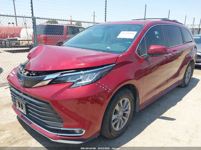 2022 Toyota Sienna VIN 5TDYRKECXNS135210 IAAI salvage auction — FRONT END, Salvage Title, sold $20,475 on 2026-09-01 (photo 2)