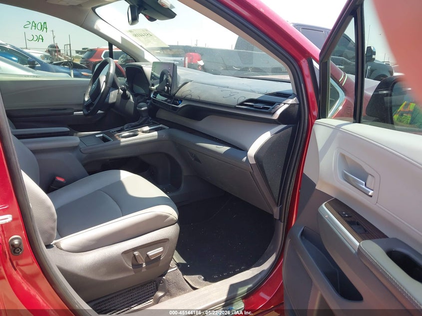2022 Toyota Sienna VIN 5TDYRKECXNS135210 IAAI salvage auction — FRONT END, Salvage Title, sold $20,475 on 2026-09-01 (photo 5)