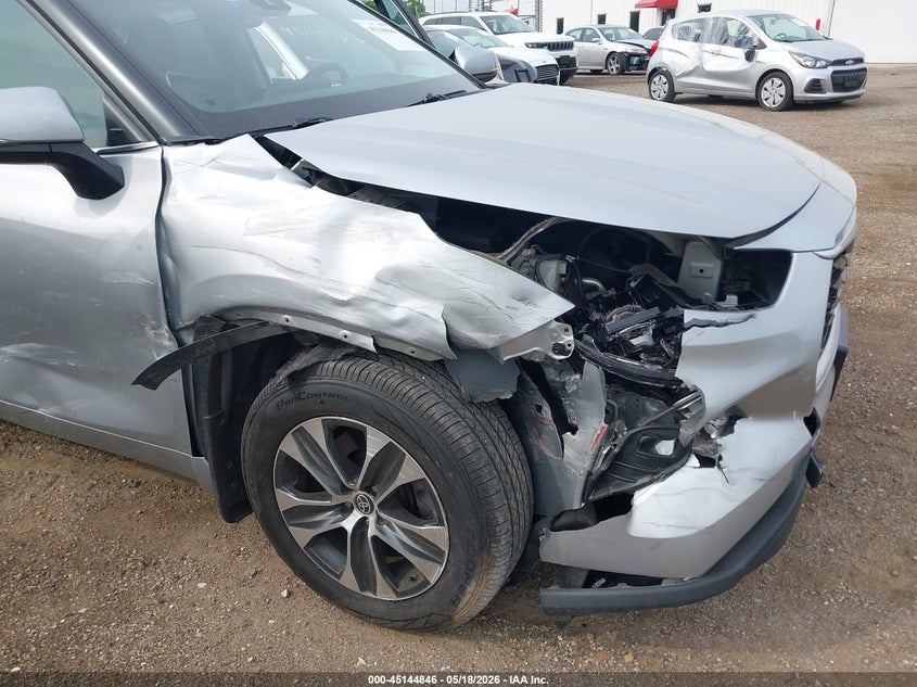 2022 Toyota Highlander VIN 5TDGZRBH8NS579920 IAAI salvage auction — RIGHT FRONT, Salvage (Illinois), sold $14,700 on 2026-07-09 (photo 6)