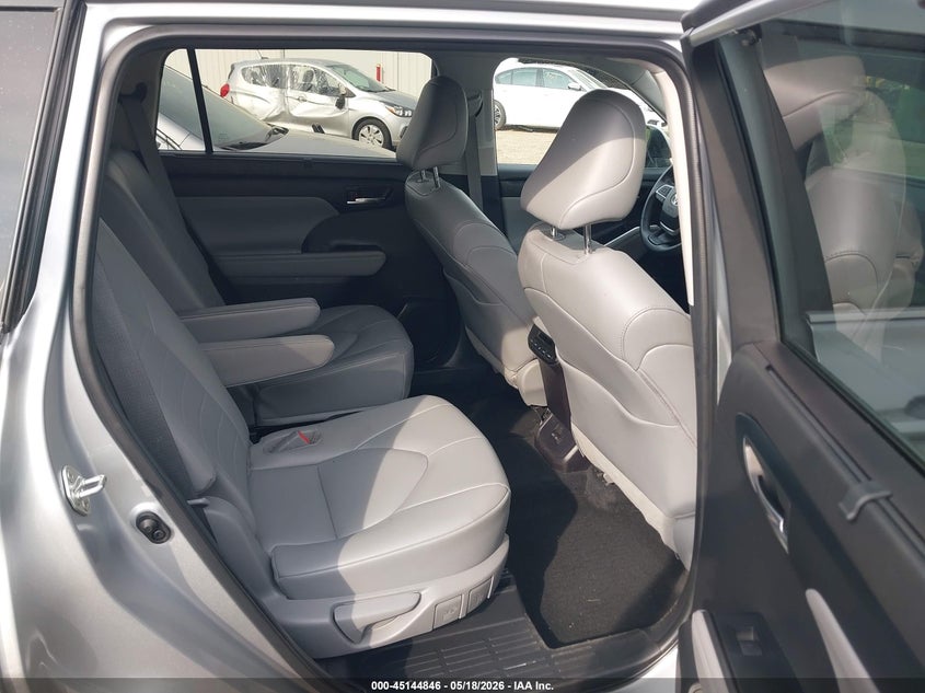 2022 Toyota Highlander VIN 5TDGZRBH8NS579920 IAAI salvage auction — RIGHT FRONT, Salvage (Illinois), sold $14,700 on 2026-07-09 (photo 8)