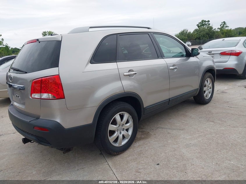 2012 Kia Sorento VIN 5XYKT3A63CG295968 IAAI salvage auction — NORMAL WEAR, Clear (Missouri), sold $675 on 2026-07-28 (photo 4)