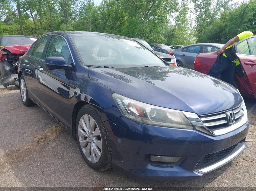 2014 Honda Accord VIN 1HGCR2F8XEA028676 IAAI salvage auction — SIDE, Wait Title, sold $1,300 on 2026-08-07 (photo 1)