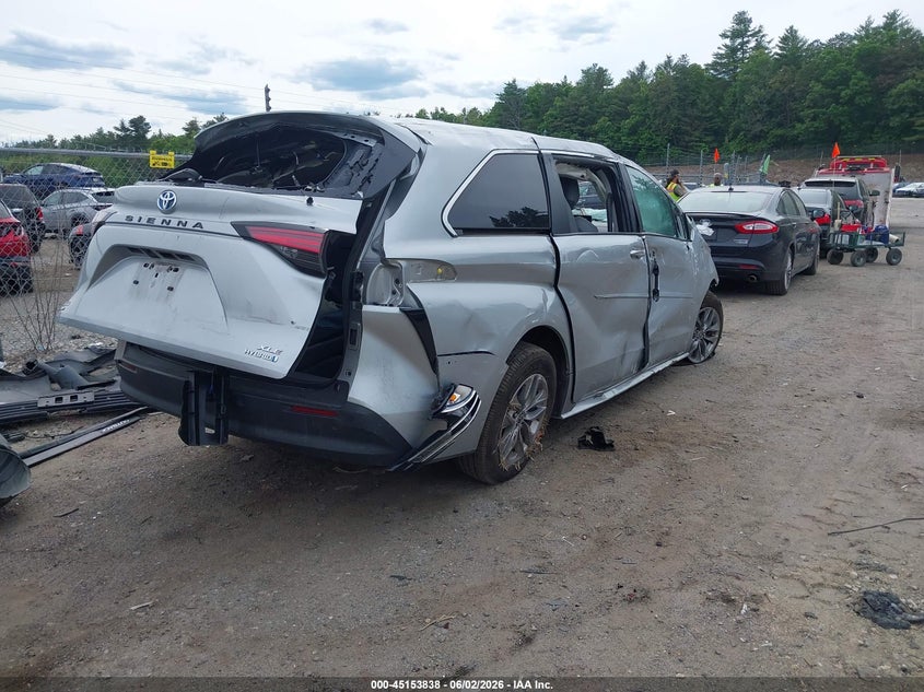 2022 Toyota Sienna VIN 5TDYSKFCXNS065145 IAAI salvage auction — ROLLOVER, Salvage (Massachusetts), sold $4,425 on 2026-07-10 (photo 4)