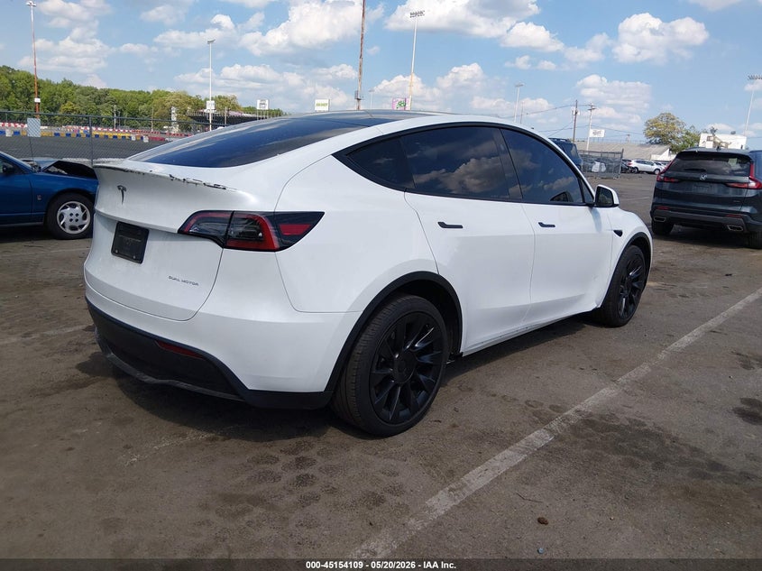 2024 Tesla Model y VIN 7SAYGDEE0RA332223 IAAI salvage auction — SIDE, Salvage (New Jersey), sold $18,800 on 2026-07-16 (photo 4)