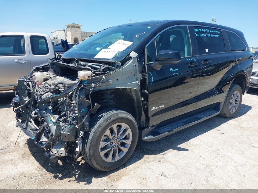 2024 Toyota Sienna VIN 5TDKRKEC0RS191572 IAAI salvage auction — FRONT END, Original (Texas), sold $23,700 on 2026-07-29 (photo 2)