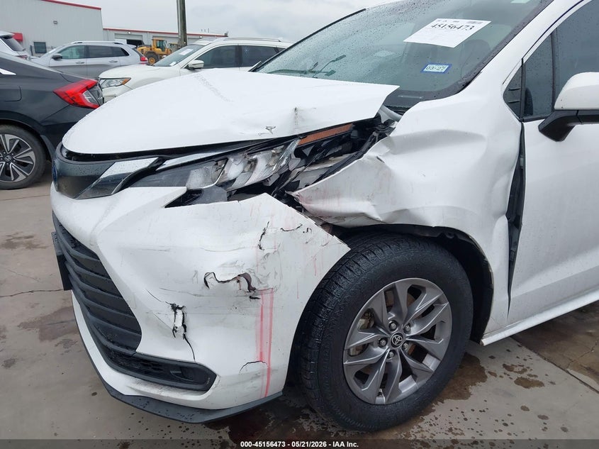 2022 Toyota Sienna VIN 5TDKRKEC4NS130087 IAAI salvage auction — FRONT END, Salvage Title, sold $12,200 on 2026-07-28 (photo 6)