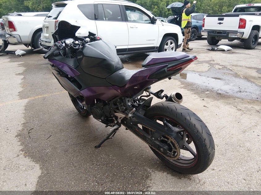 2025 Kawasaki Ninja VIN ML5EXGJ17SDA59038 IAAI salvage auction — RIGHT SIDE, Salvage (Kansas), sold $1,250 on 2026-07-08 (photo 3)