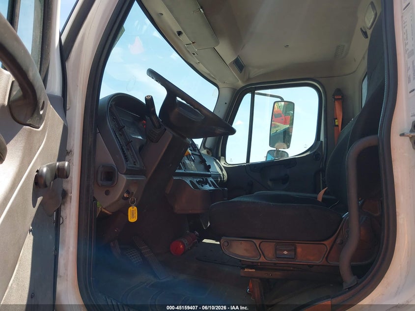 2016 Freightliner M2 106 VIN 1FVHCYCY5GHHB6238 IAAI salvage auction — NORMAL WEAR, Clear (Illinois), sold $8,600 on 2026-07-07 (photo 7)
