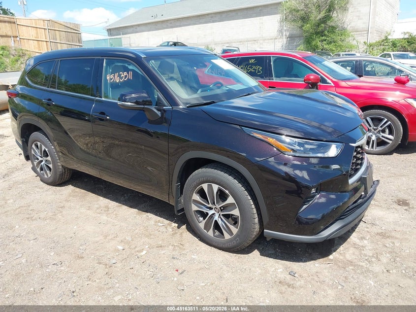 2021 Toyota Highlander VIN 5TDHZRBH8MS072616 IAAI salvage auction — FRONT END, Salvage (Minnesota), sold $13,300 on 2026-07-29 (photo 1)