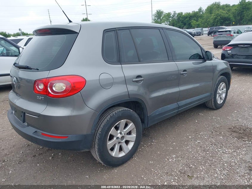 2010 Volkswagen Tiguan VIN WVGAV7AX7AW532625 IAAI salvage auction — HAIL, Clear (Missouri), sold $700 on 2026-07-20 (photo 4)