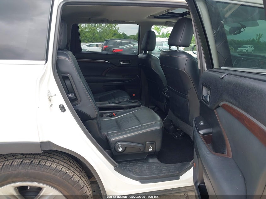 2014 Toyota Highlander VIN 5TDDKRFH8ES050842 IAAI salvage auction — FRONT END, Salvage (Missouri), sold $8,200 on 2026-07-25 (photo 8)