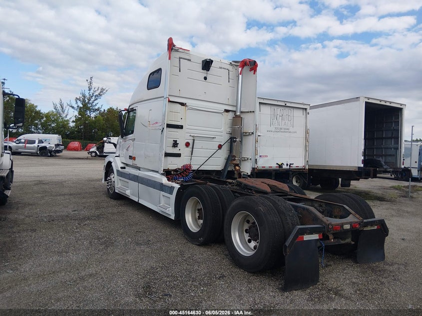 2006 Volvo VIN 4V4NC9GH56N419166 IAAI salvage auction — Normal Wear & Tear, Clear, sold $1,200 on 2026-10-19 (photo 3)