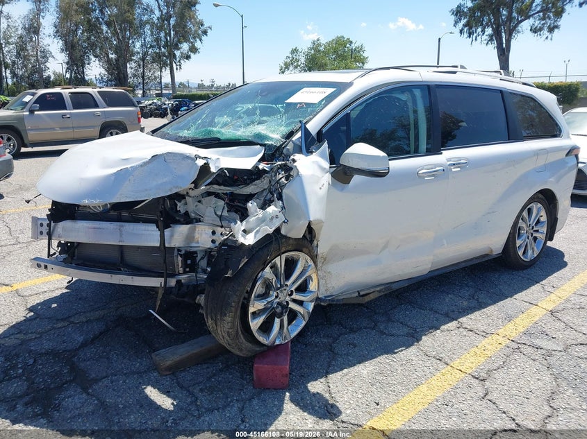 2024 Toyota Sienna VIN 5TDERKEC3RS209317 IAAI salvage auction — FRONT END, Non-Repairable (California), sold $8,100 on 2026-08-20 (photo 2)