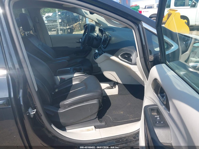 2023 Chrysler Pacifica VIN 2C4RC1L72PR584110 IAAI salvage auction — NORMAL WEAR, Sf97 (Mississippi), sold $12,300 on 2026-07-16 (photo 5)