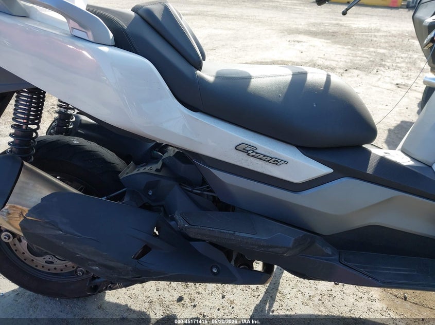 2024 BMW C VIN WB40C6308RS924578 IAAI salvage auction — FRONT END, Salvage (California), sold $3,300 on 2026-07-16 (photo 8)