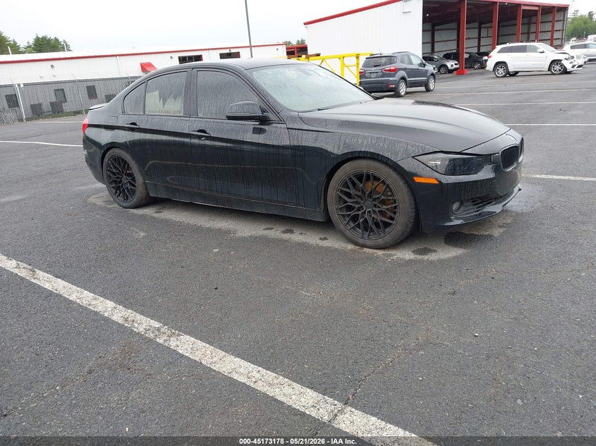 2013 BMW 3er VIN WBA3B5C52DF593758 IAAI salvage auction — EXTERIOR BURN, Wait Title, sold $500 on 2026-08-20 (photo 1)