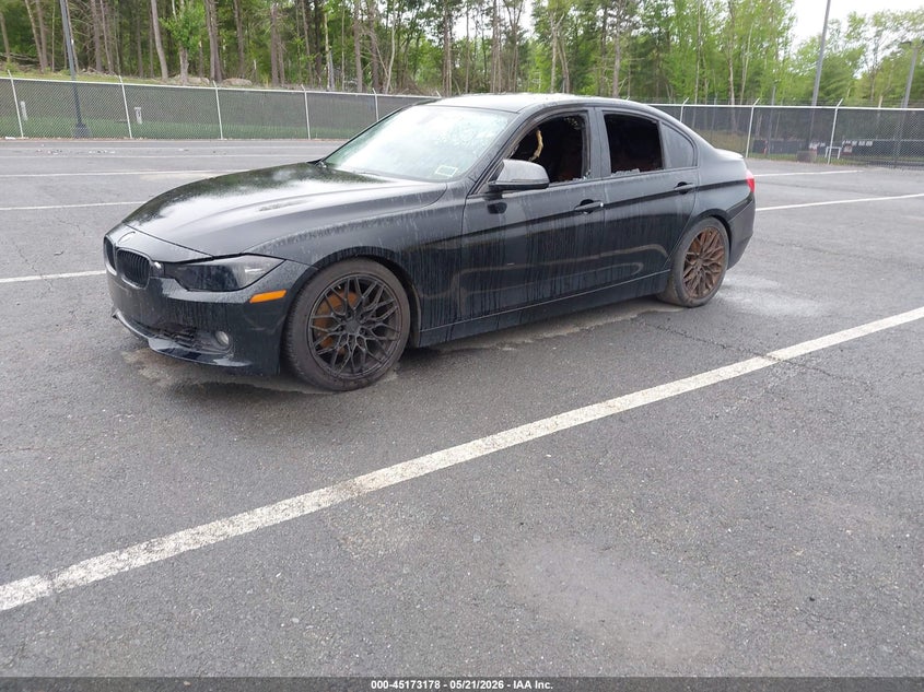 2013 BMW 3er VIN WBA3B5C52DF593758 IAAI salvage auction — EXTERIOR BURN, Wait Title, sold $500 on 2026-08-20 (photo 2)