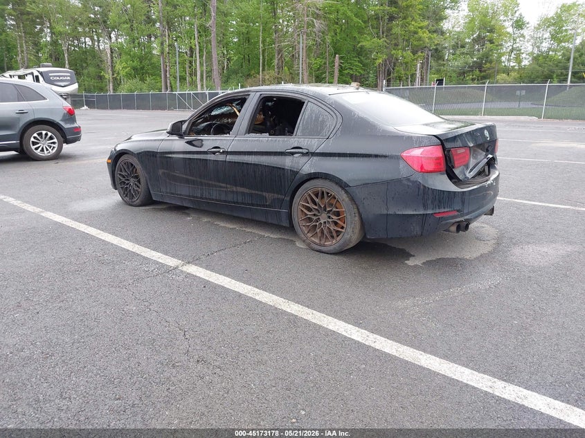 2013 BMW 3er VIN WBA3B5C52DF593758 IAAI salvage auction — EXTERIOR BURN, Wait Title, sold $500 on 2026-08-20 (photo 3)