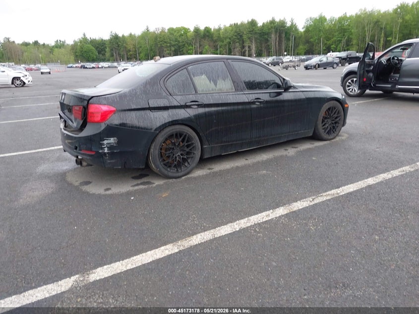 2013 BMW 3er VIN WBA3B5C52DF593758 IAAI salvage auction — EXTERIOR BURN, Wait Title, sold $500 on 2026-08-20 (photo 4)