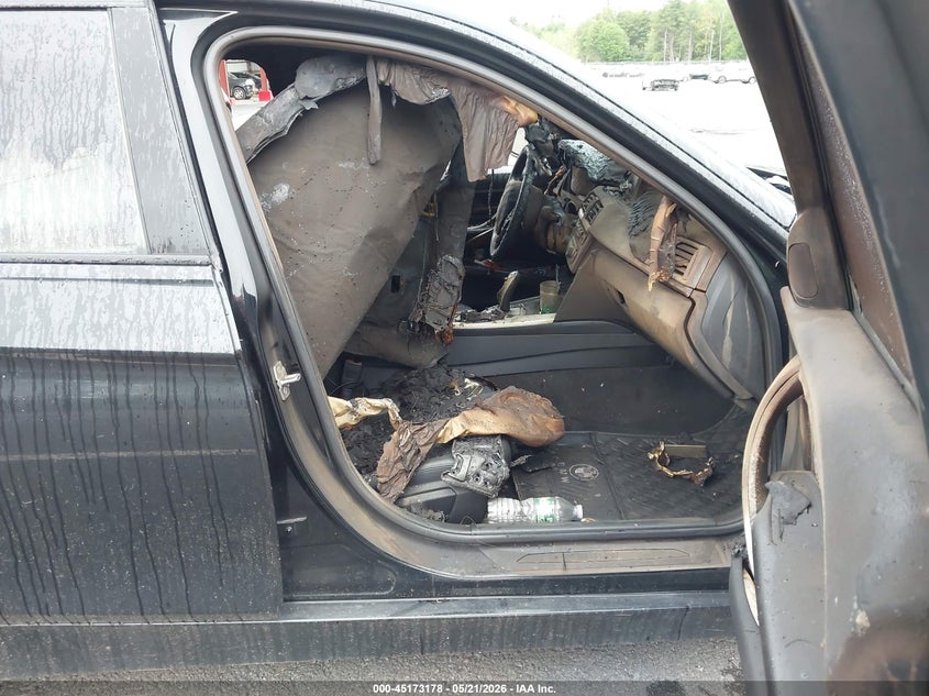 2013 BMW 3er VIN WBA3B5C52DF593758 IAAI salvage auction — EXTERIOR BURN, Wait Title, sold $500 on 2026-08-20 (photo 5)