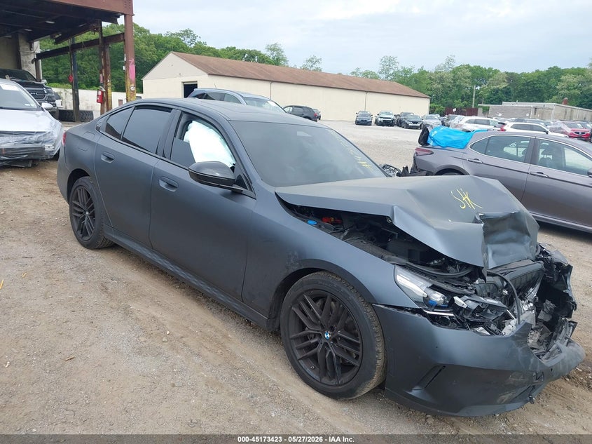2025 BMW 5er VIN WBA63FJ08SCU39139 IAAI salvage auction — BIO HAZARD, Salvage Title, sold $22,300 on 2026-09-15 (photo 1)