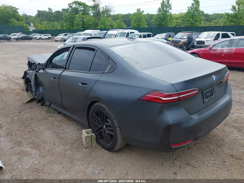 2025 BMW 5er VIN WBA63FJ08SCU39139 IAAI salvage auction — BIO HAZARD, Salvage Title, sold $22,300 on 2026-09-15 (photo 3)