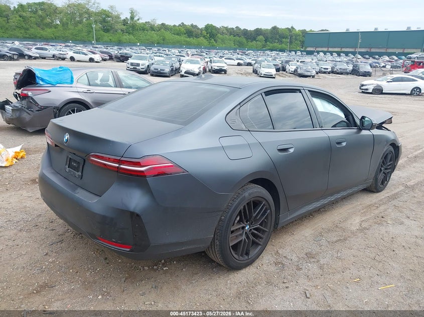2025 BMW 5er VIN WBA63FJ08SCU39139 IAAI salvage auction — BIO HAZARD, Salvage Title, sold $22,300 on 2026-09-15 (photo 4)