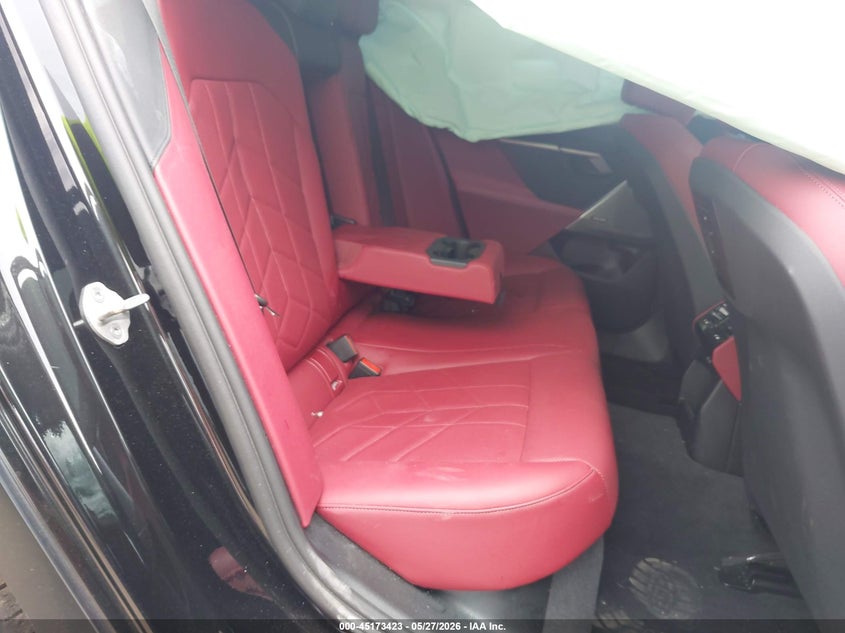 2025 BMW 5er VIN WBA63FJ08SCU39139 IAAI salvage auction — BIO HAZARD, Salvage Title, sold $22,300 on 2026-09-15 (photo 8)