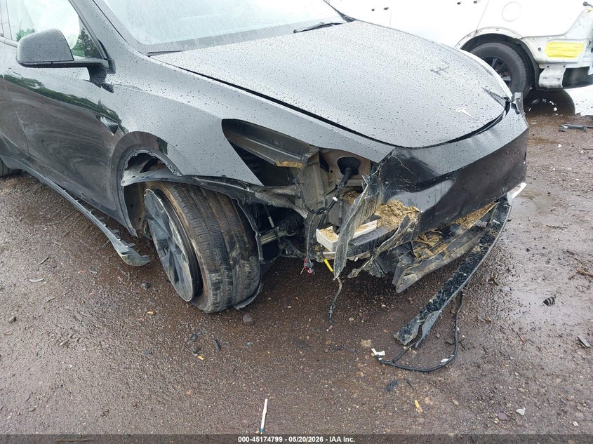 2025 Tesla Model y VIN 7SAYGDEE8SF266965 IAAI salvage auction — FRONT END, Salvage (Ohio), sold $10,700 on 2026-07-30 (photo 6)