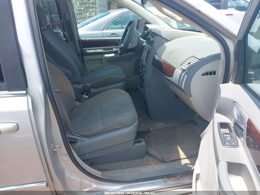 2010 Chrysler Town & country VIN 2A4RR5D11AR278677 IAAI salvage auction — NORMAL WEAR, Clear (Mississippi), sold $450 on 2026-07-09 (photo 5)