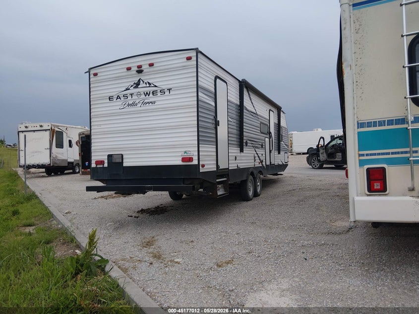 2021 East to west Della terra VIN 5ZT2DESB7M9005687 IAAI salvage auction — SIDE, Clear (Missouri), sold $5,550 on 2026-07-08 (photo 4)
