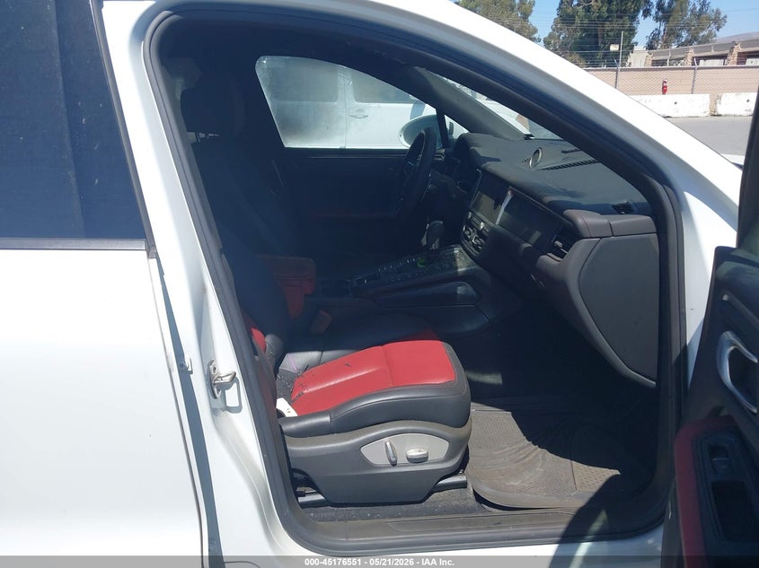 2019 Porsche Macan VIN WP1AA2A57KLB01608 IAAI salvage auction — EXTERIOR BURN, Clear (California), sold $8,700 on 2026-07-06 (photo 5)
