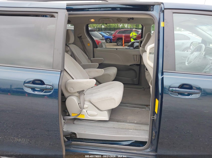 2011 Toyota Sienna VIN 5TDKK3DCXBS095028 IAAI salvage auction — HAIL, Clear (Missouri), sold $1,350 on 2026-07-13 (photo 8)