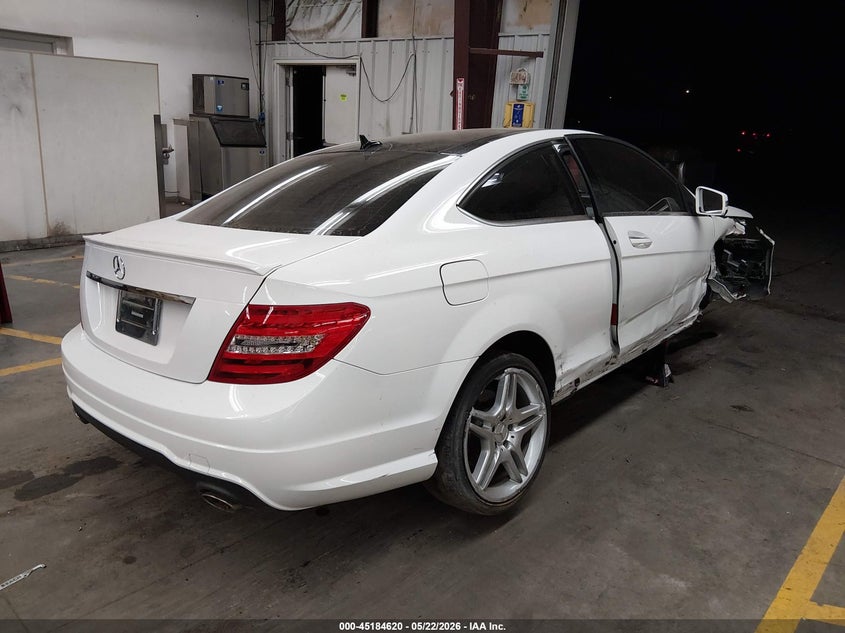2015 Mercedes-benz C-klasse VIN WDDGJ5HB8FG369886 IAAI salvage auction — SIDE, Salvage (Arizona), sold $200 on 2026-07-28 (photo 4)