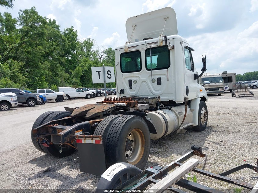 2012 Freightliner Cascadia 113 VIN 1FUBGADV2CSBS4923 IAAI salvage auction — MECHANICAL, Clear (Kansas), sold $725 on 2026-07-08 (photo 4)