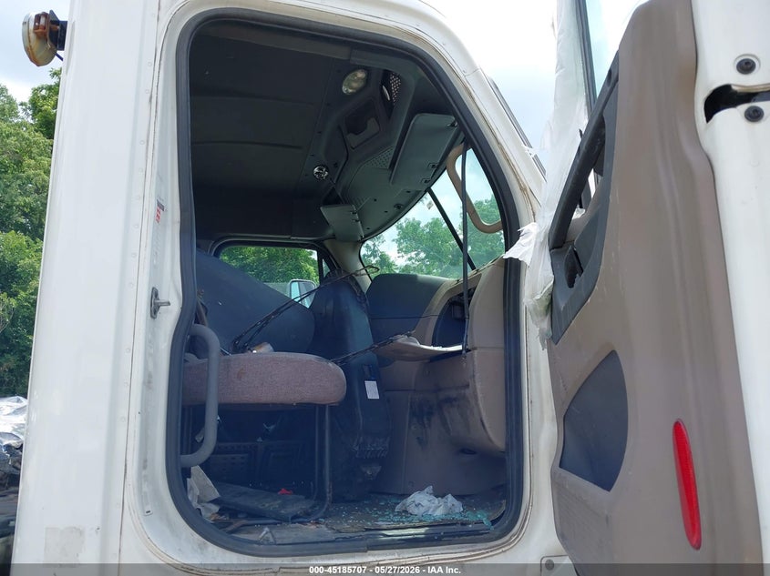 2012 Freightliner Cascadia 113 VIN 1FUBGADV2CSBS4923 IAAI salvage auction — MECHANICAL, Clear (Kansas), sold $725 on 2026-07-08 (photo 7)