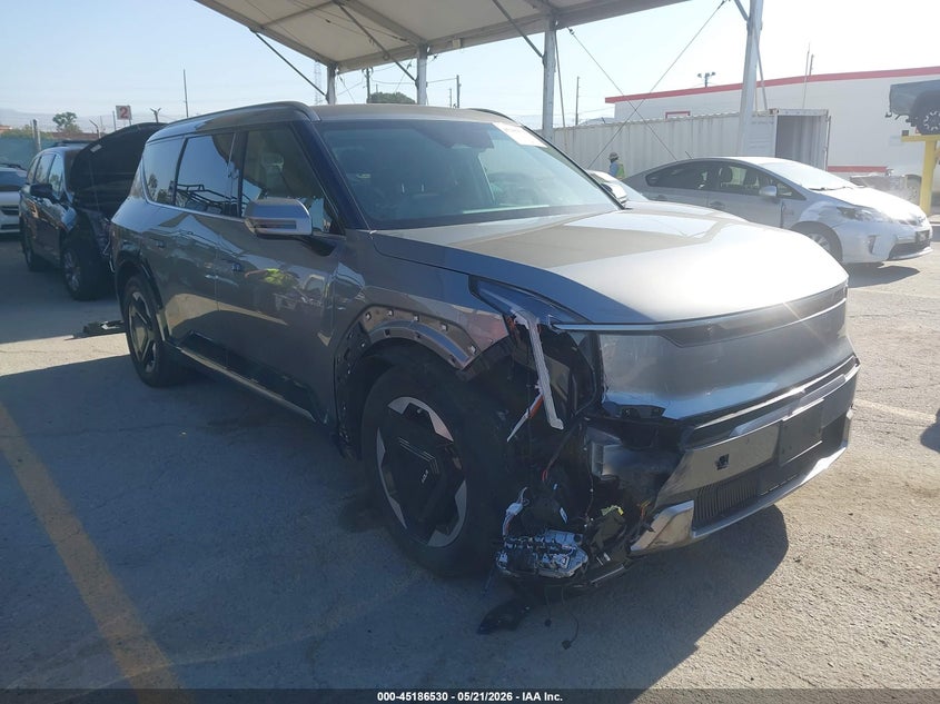 2024 Kia Ev9 VIN KNDADFS54R6033792 IAAI salvage auction — RIGHT FRONT, Wait Title, sold $20,350 on 2026-08-03 (photo 1)