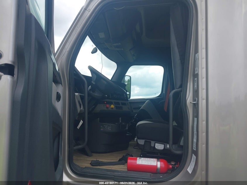 2020 Freightliner New cascadia 126 VIN 3AKJHHDR4LSKB5056 IAAI salvage auction — FRONT END, Salvage (Alabama), sold $10,500 on 2026-09-16 (photo 7)