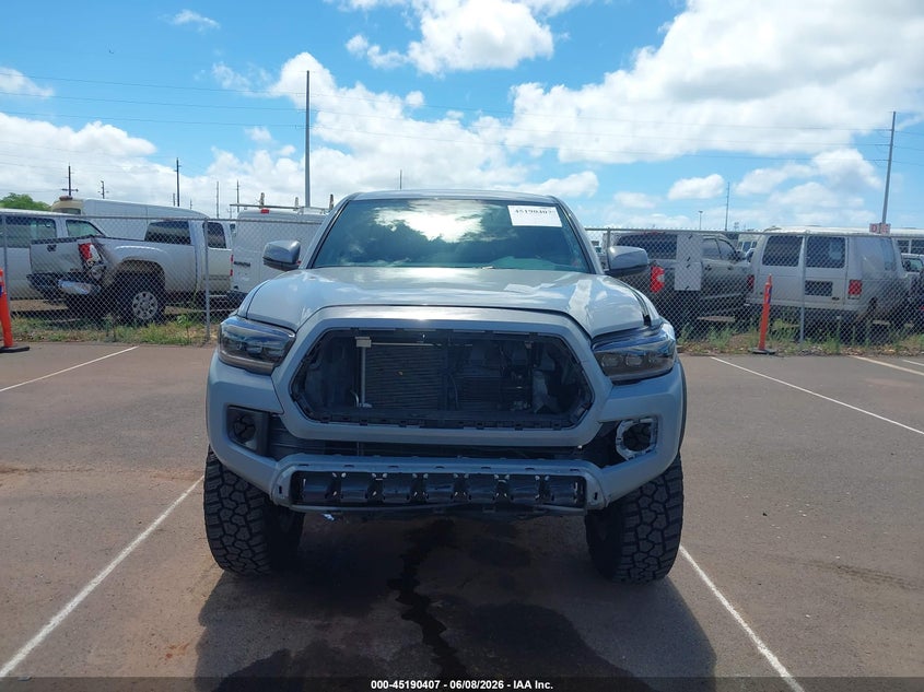 2018 Toyota Tacoma VIN 3TMAZ5CN0JM057537 IAAI salvage auction — FRONT & REAR, Salvage Title, sold $13,100 on 2026-08-25 (photo 6)