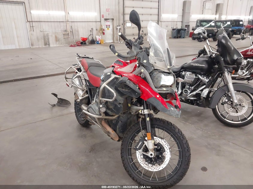 2018 BMW R 1200 VIN WB10A1208JZ899619 IAAI salvage auction — FRONT & REAR, Salvage (Minnesota), sold $3,400 on 2026-07-28 (photo 1)